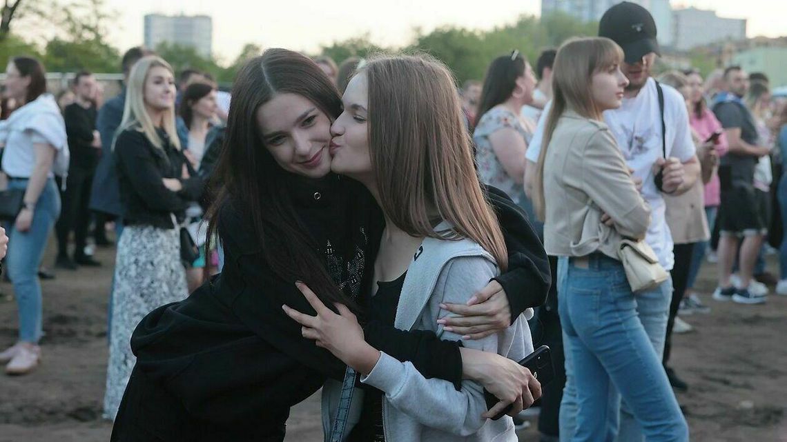 "Galácticos". Pod sceną tłumy, na scenie Julia Wieniawa i Mrozu. Zdjęcia