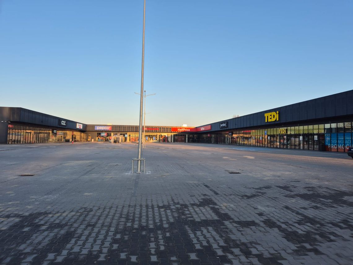 Nowo otwarte centrum handlowe KP Park w Tomaszowie Lubelskim znalazło się w środku poważnego sporu prawnego. Wydane wcześniej pozwolenie na jego budowę zostało niedawno unieważnione przez wojewodę lubelskiego, który wskazał na rażące naruszenie przepisó