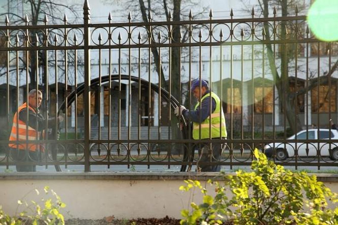 Galeria na płocie: Mądzik wiesza Mądzika