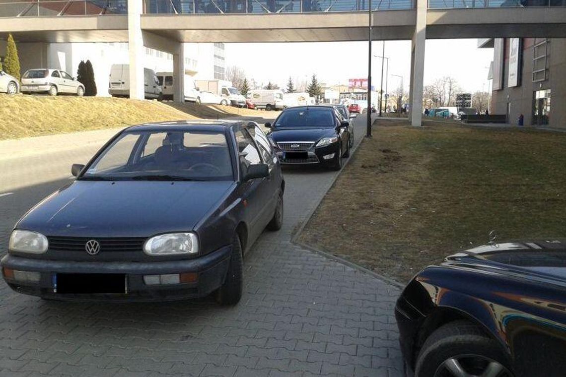 Galeria Olimp: Kierowcy mają parking, a zastawiają chodniki Galeria Olimp: Kierowcy mają parking, a zastawiają chodniki