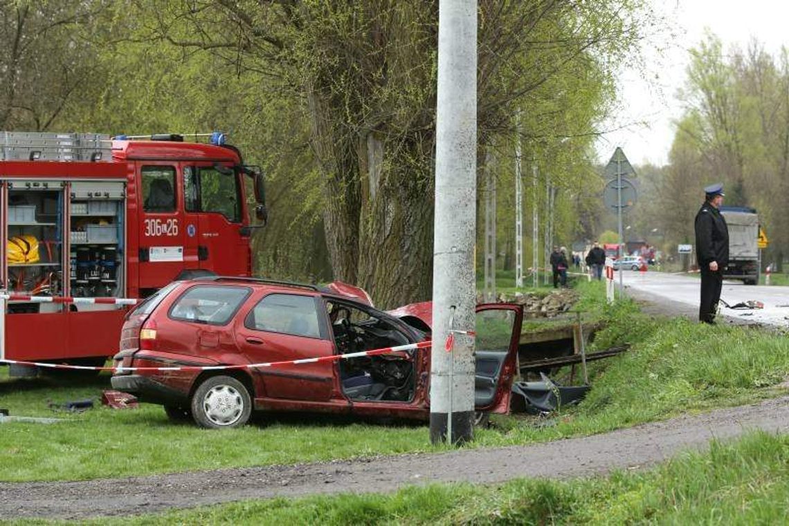 Gałęzów: Tragiczny wypadek koło Bychawy. Trzy osoby zginęły (wideo, zdjęcia)