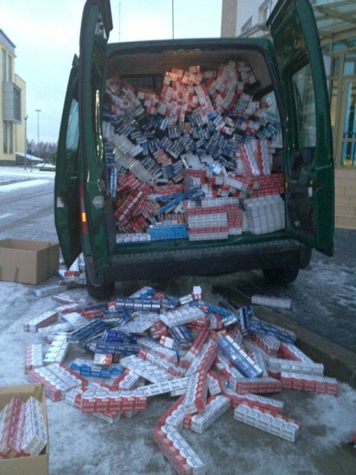 Garaż wypełniony po brzegi papierosami