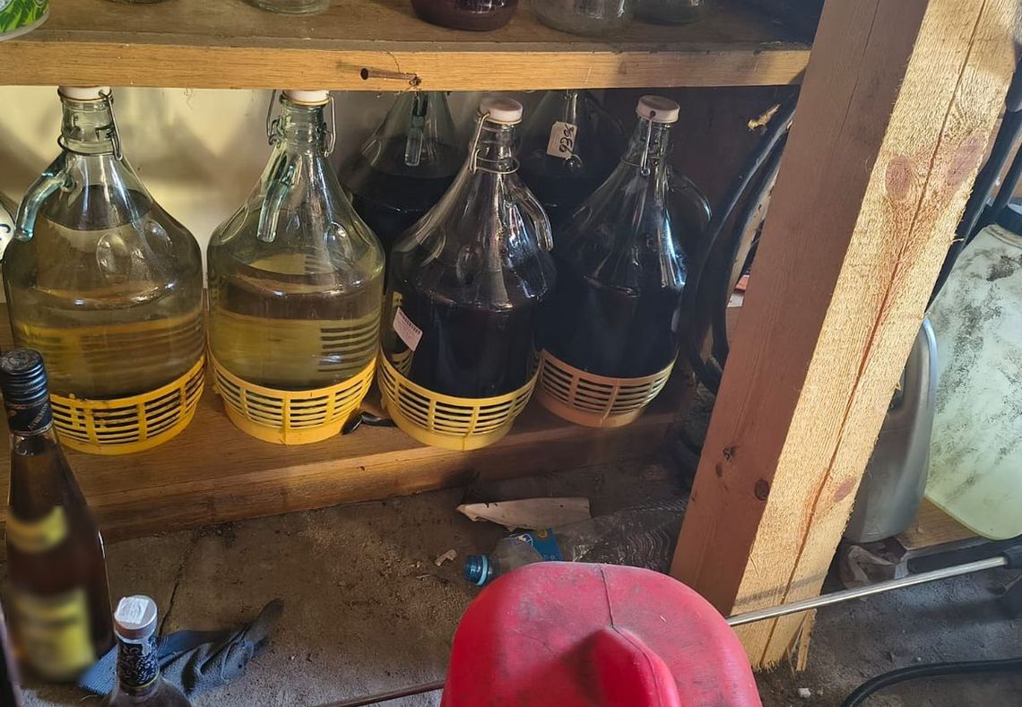Garażowa fabryczka procentów nakryta. Właściciel twierdził, że wypije wszystko sam Bimber
