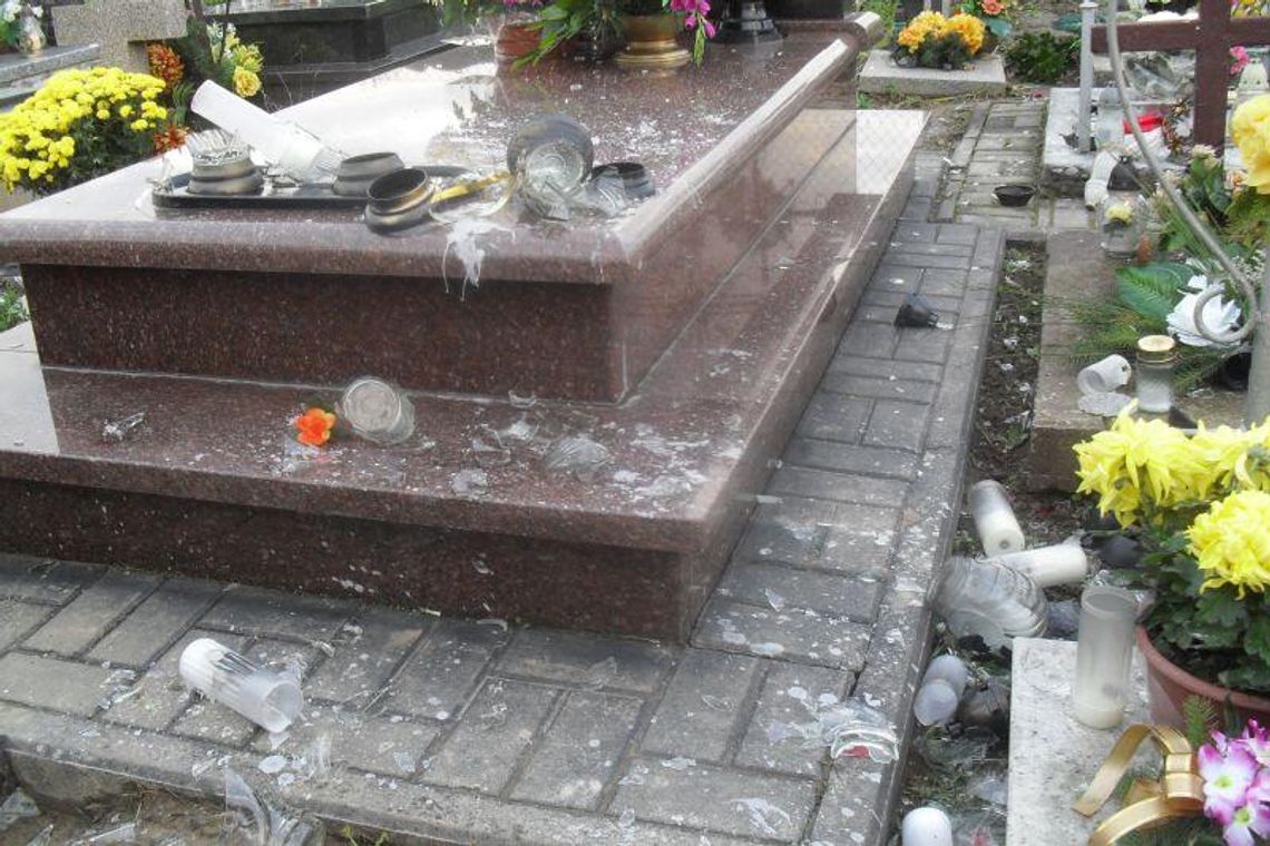 Garbów: Zniszczyli kwiaty i znicze na cmentarzu (zdjęcia)
