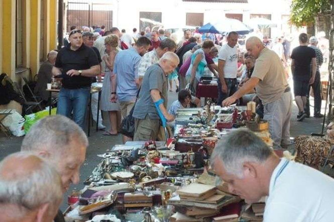 Garnki, książki, obrazy, a może ozdobna strzelba? Trwa giełda staroci w Lublinie
