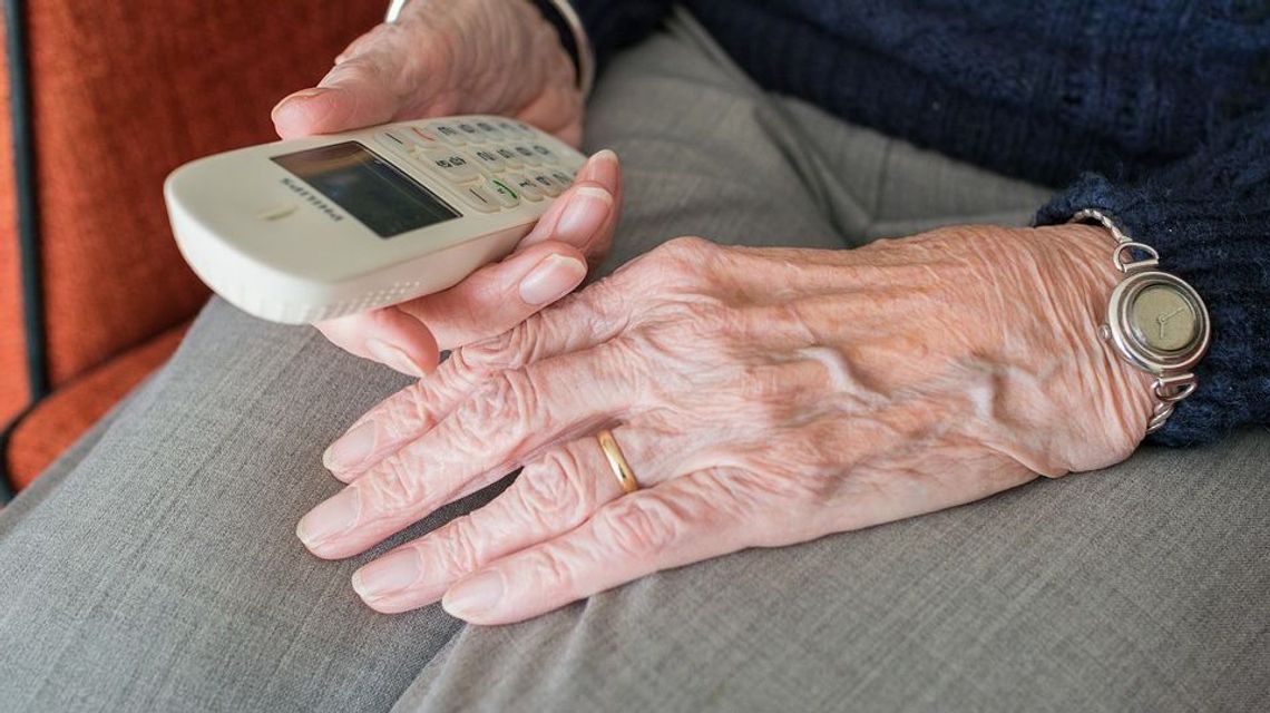 Garnki za kilka tysięcy, "lepsze" umowy na prąd. Naciągacze nadal "łupią" seniorów Garnki za kilka tysięcy, "lepsze" umowy na prąd. Naciągacze nadal "łupią" seniorów
