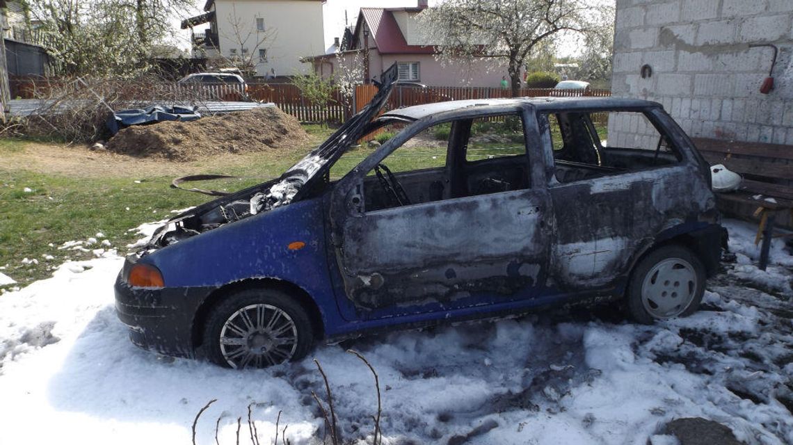 Gasił pożar samochodu wężem ogrodowym. Jedna osoba ciężko ranna