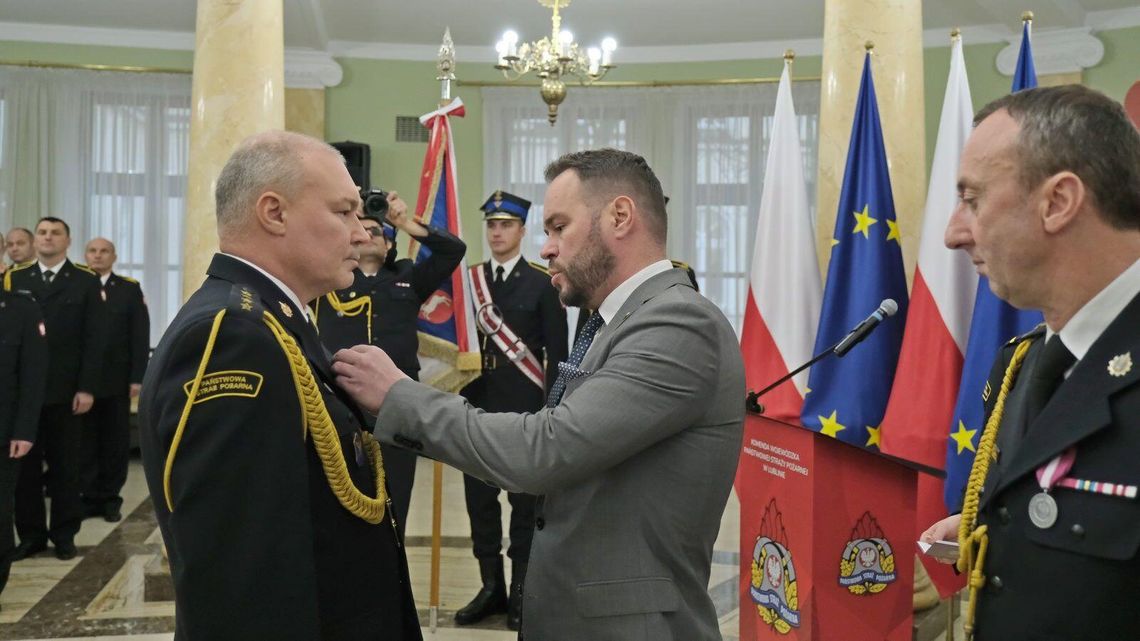 Gaszą pożary, ratują życie, pomagają. Strażacy na medal Gaszą pożary, ratują życie, pomagają. Strażacy na medal