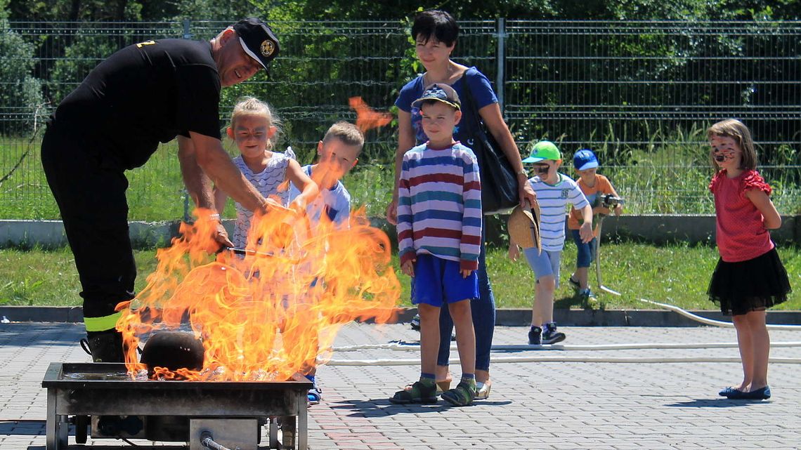 Gaszenie ognia, eksperymenty i sportowcy. Dzień Małego Chemika w Puławach [zdjęcia]