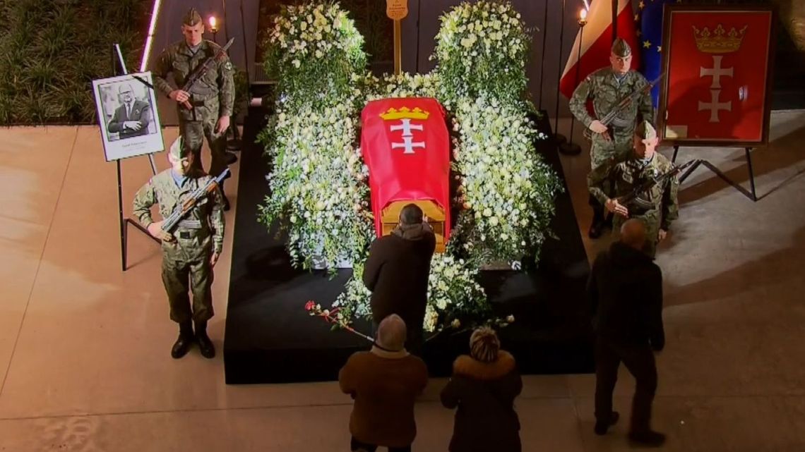 Gdańsk żegna prezydenta Pawła Adamowicza. Krzysztof Żuk będzie szedł z trumną