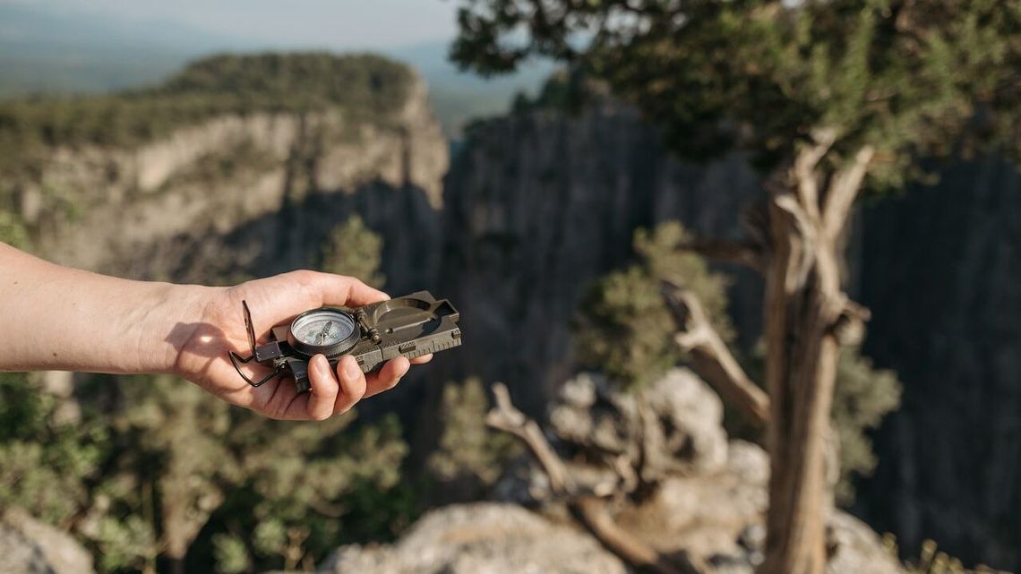 Gdy GPS zawodzi...rola kompasu w świecie miłośników wędrówek po lesie