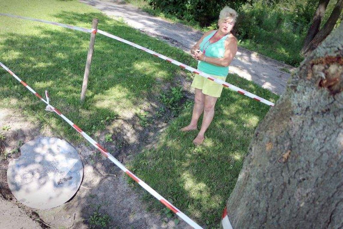 Gdy popada mają śmierdzące bajoro przed blokiem. "Żyjemy jak w oczyszczalni ścieków"