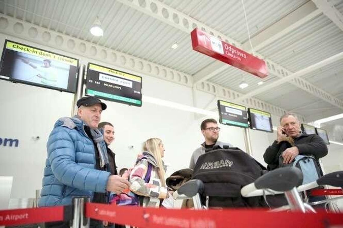 Gdy śnieżyca „uziemi” samolot. Jakie prawa przysługują pasażerowi?