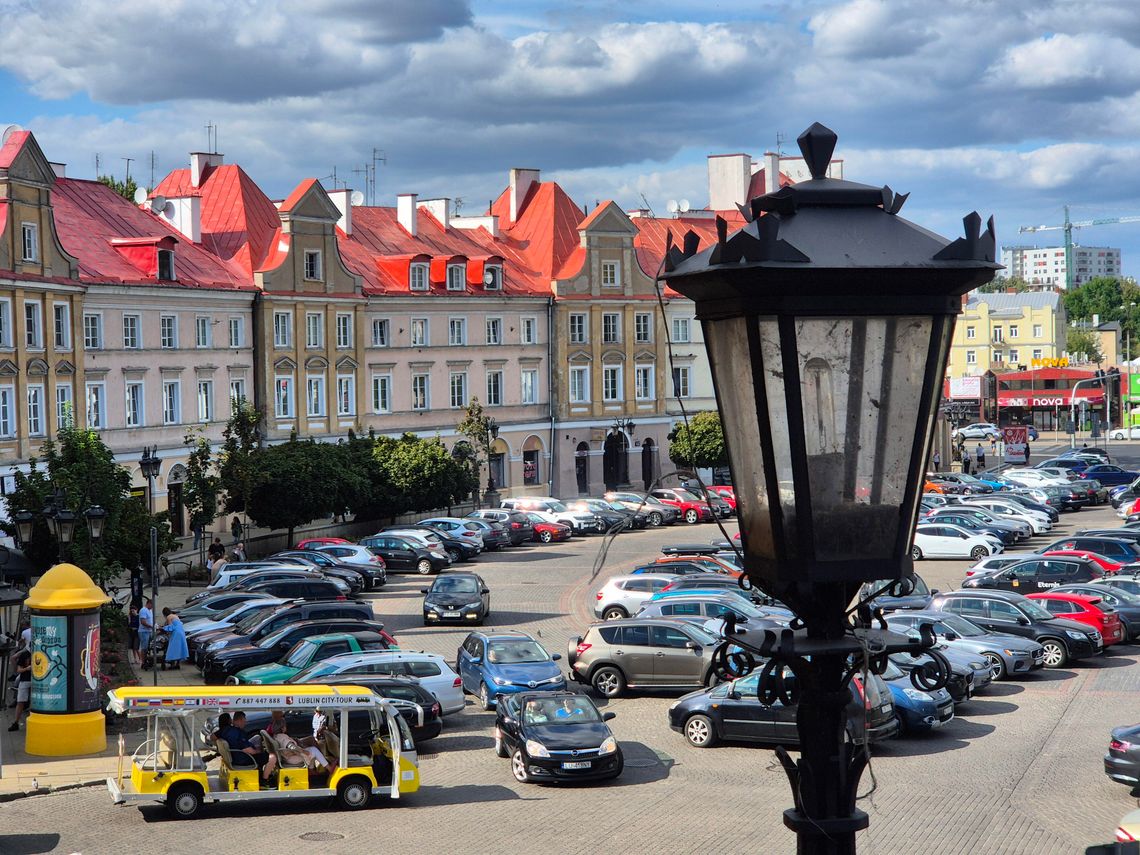 Gdzie zaparkować w Lublinie? Sprawdzamy darmowe i płatne parkingi dla turystów przyjeżdżających samochodem