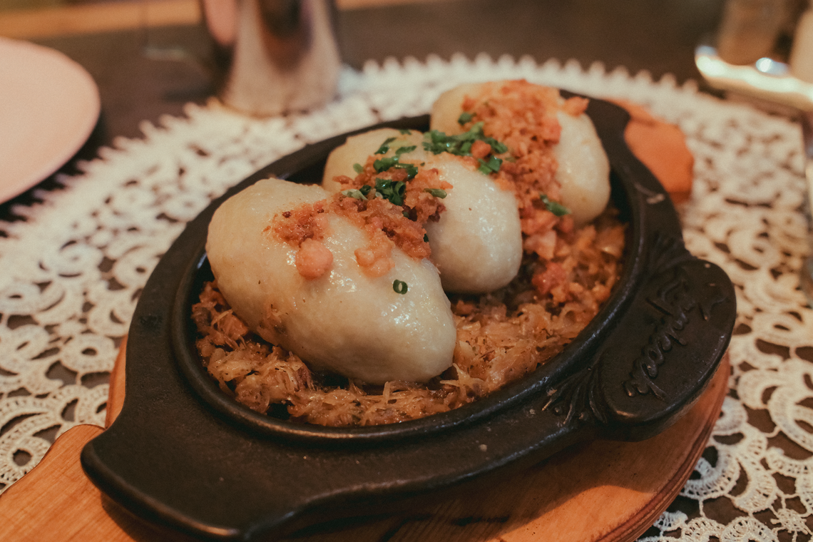 Gdzie zjeść w Białowieży? Jak wybrać restaurację z autentyczną kuchnią podlaską restauracja białowieża kuchnia regionalna