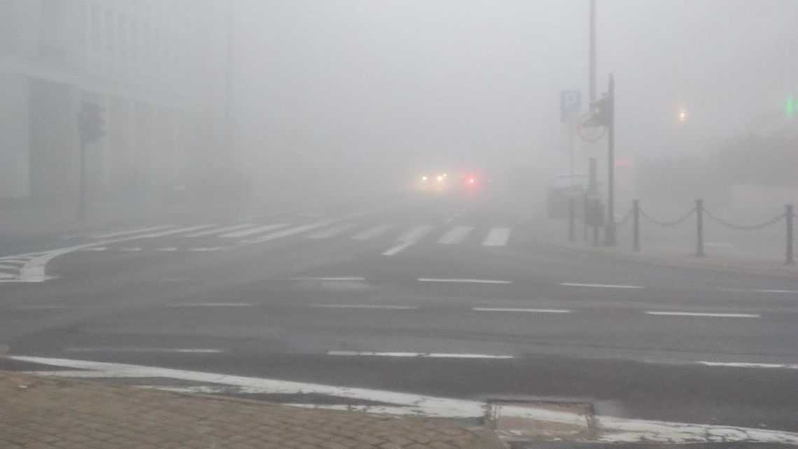 Gęsta mgła utrudnia ruch w Lublinie, duże opóźnienia komunikacji miejskiej. Śliskie drogi, kierowcy pytają: gdzie są drogowcy?