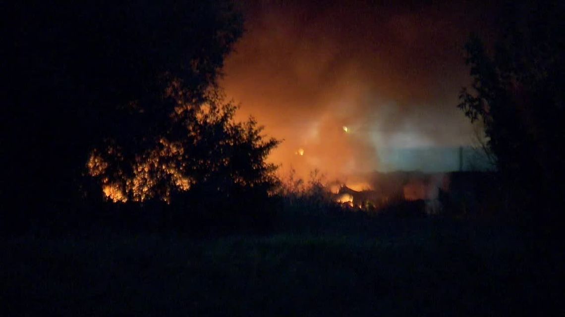 Gęsty dym, zawalony dach i 150 strażaków w akcji. Pożar magazynu w Konstancinie-Jeziornie