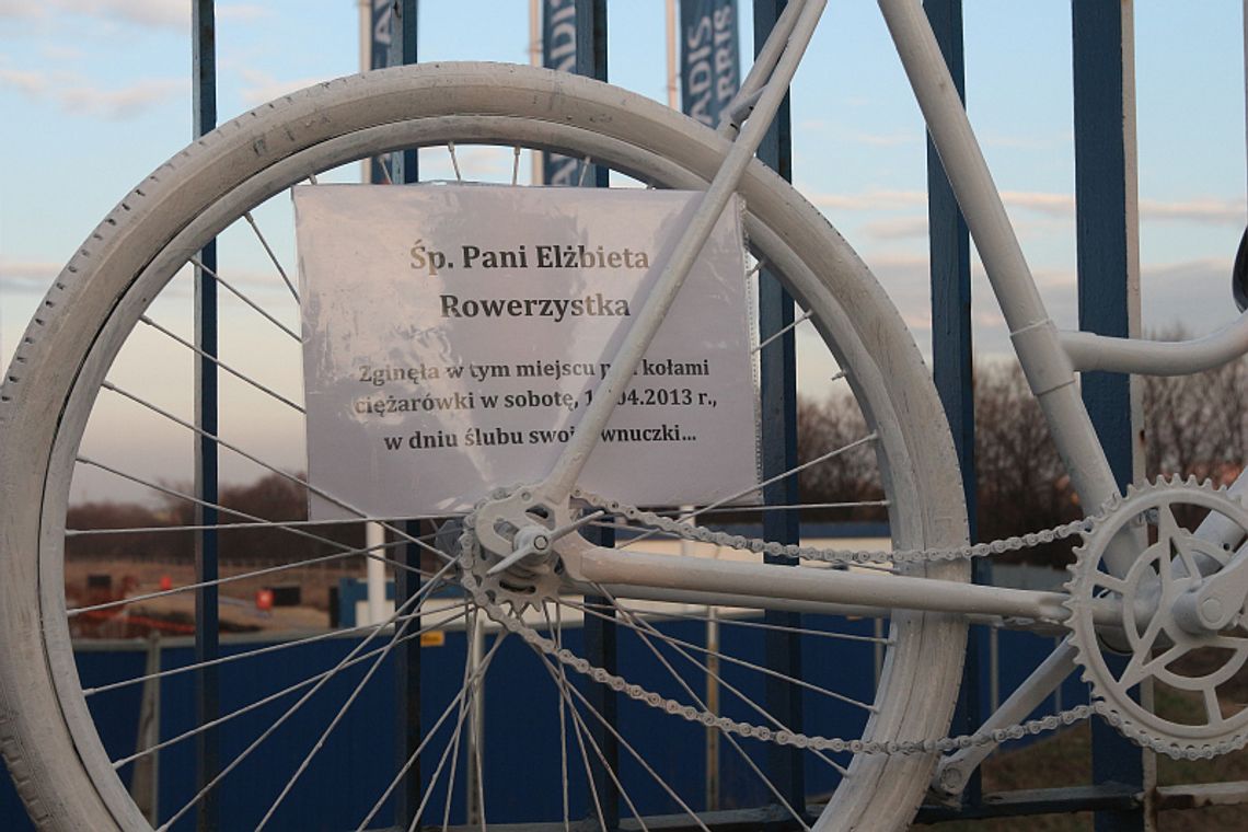 \"Ghost bike” ku pamięci tragicznie zmarłej rowerzystki (wideo, zdjęcia)