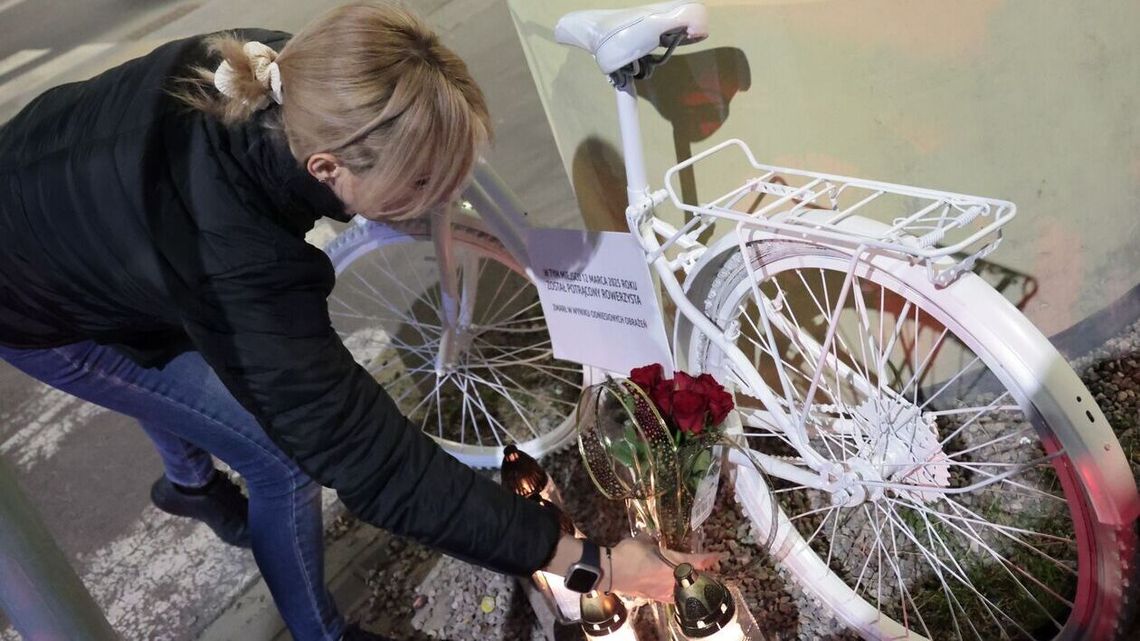 Ghost bike – ku pamięci zmarłego rowerzysty.