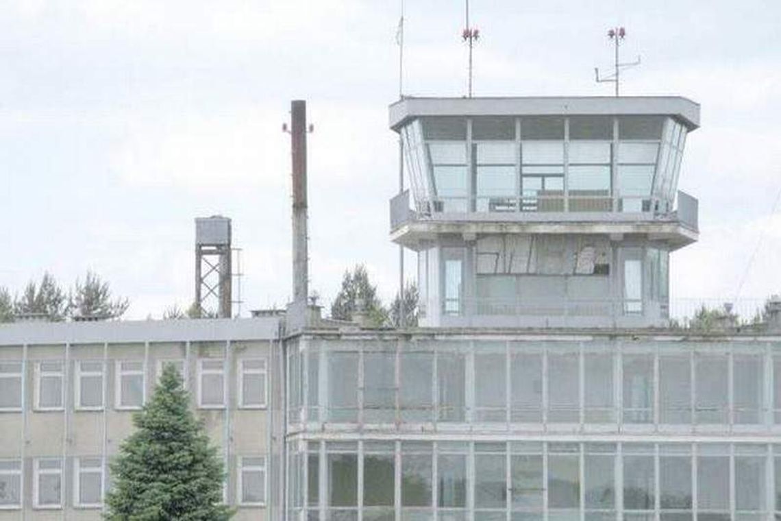 Giełda rolnicza na pasie startowym lotniska