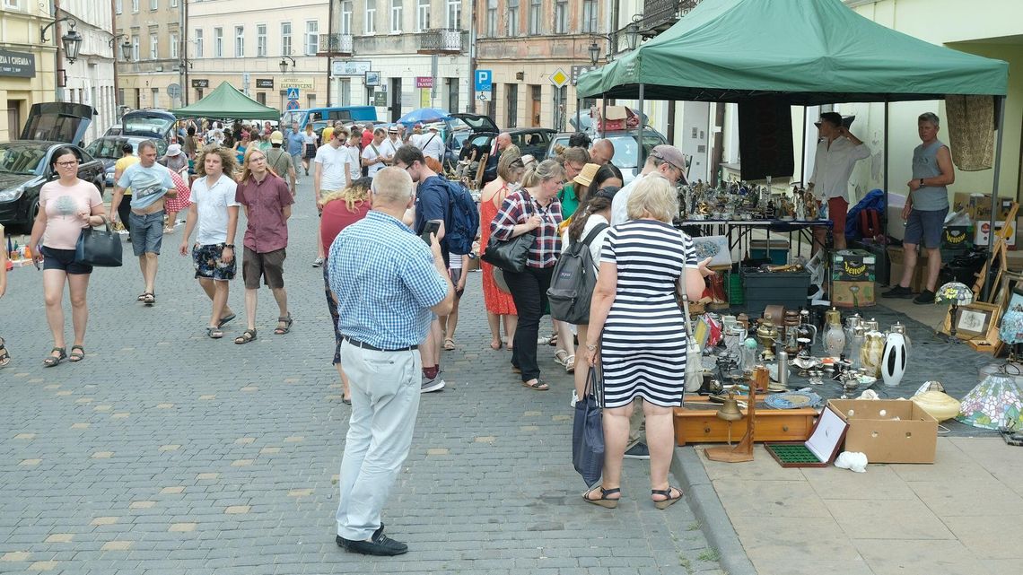 Giełda staroci w Lublinie już nie tylko na pl. Zamkowym. Stoiska w nowym miejscu, na próbę Giełda staroci w Lublinie już nie tylko na pl. Zamkowym. Stoiska w nowym miejscu, na próbę