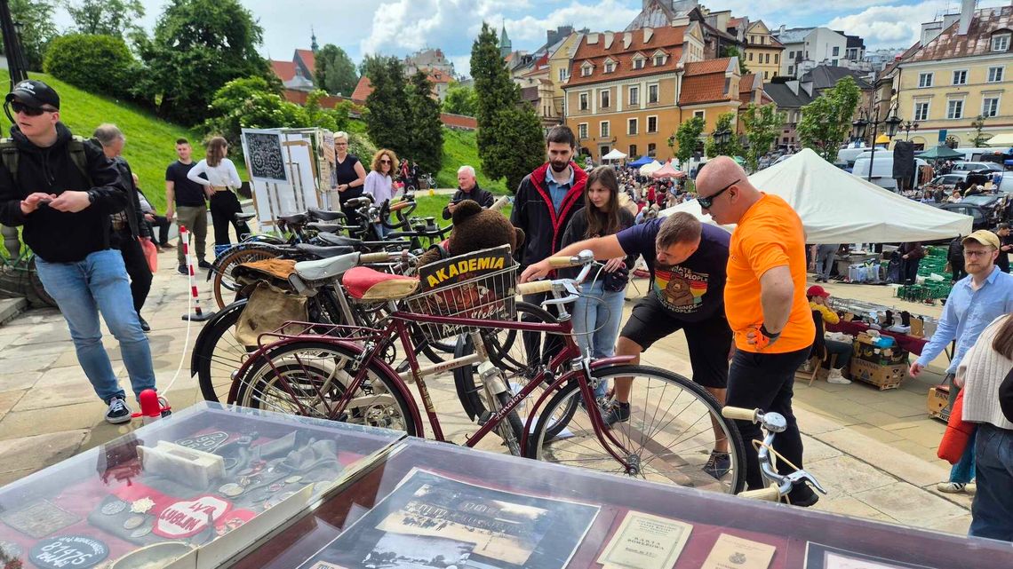 Giełda staroci w Lublinie. Mydło „Kajtek” i reklamówki z Pewexu Giełda staroci w Lublinie. Mydło „Kajtek” i reklamówki z Pewexu