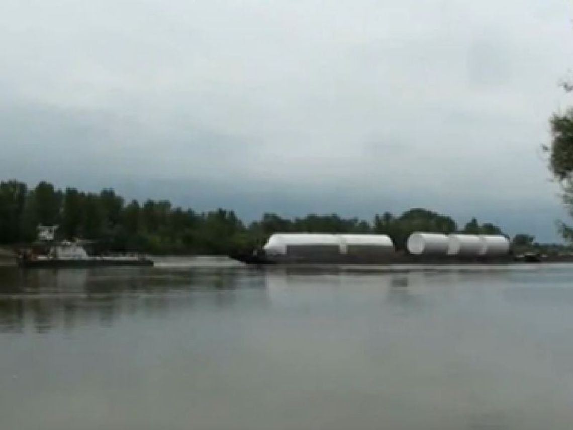 Gigantyczne kadzie transportowane Wisłą do Afryki (wideo)