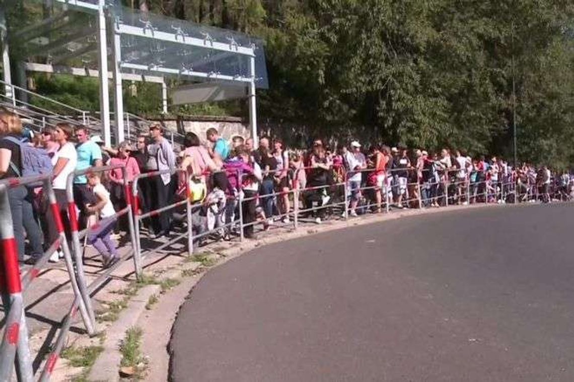 Gigantyczne kolejki na Giewont. Czekało kilkaset osób (wideo)