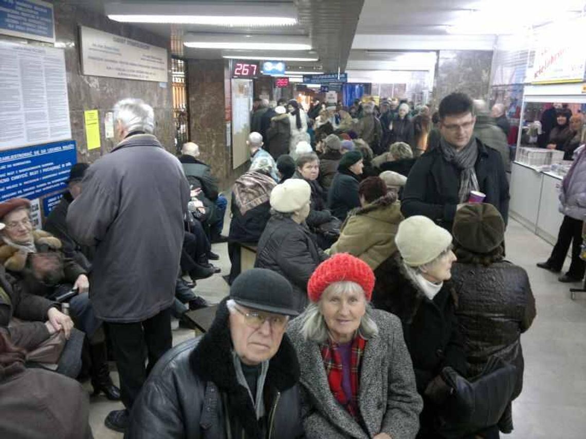Gigantyczne kolejki w szpitalu przy Kraśnickiej. Zaczęły się zapisy do lekarzy
