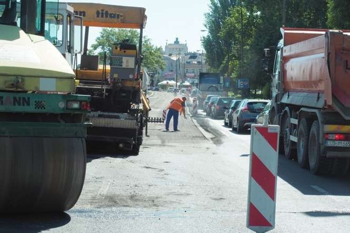 Gigantyczne korki na al. Solidarności. Drogowcy kładą nową nawierzchnię