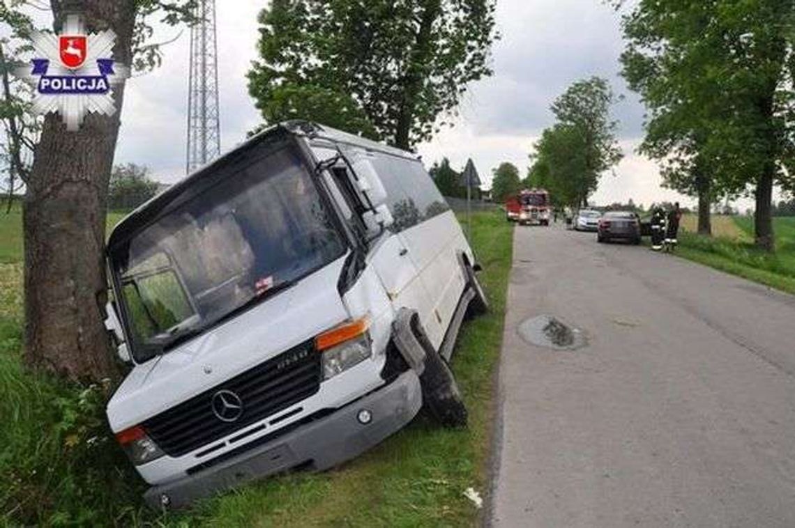 Gimbus zderzył się z audi i zatrzymał na drzewie. Trzy osoby trafiły do szpitala