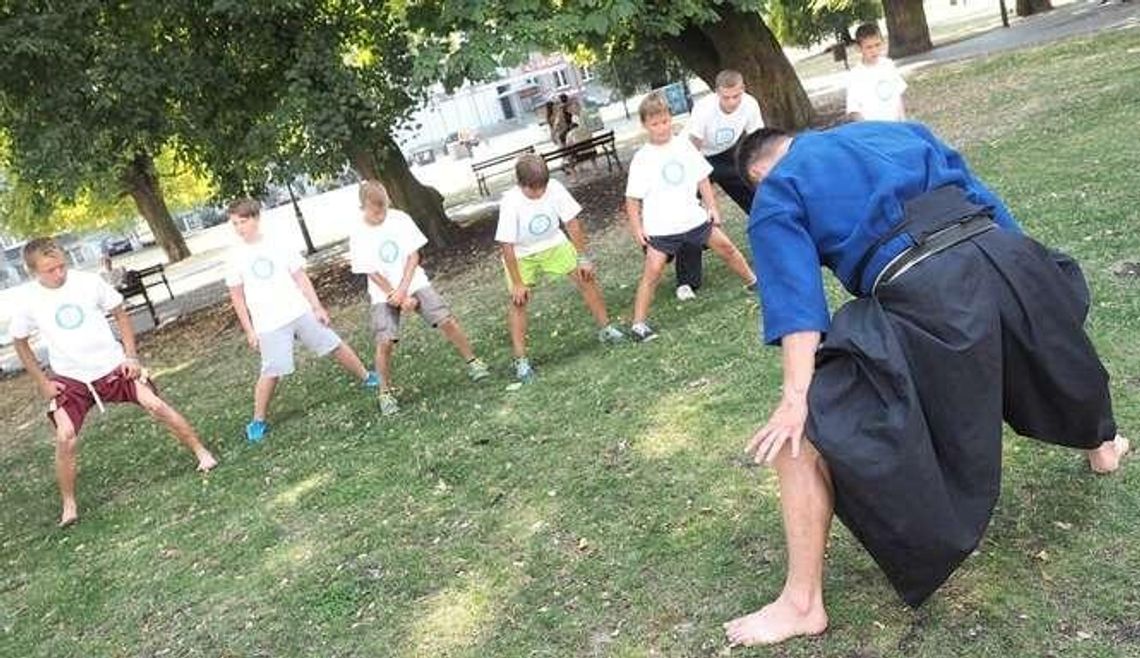 Gimnazja pełne słabeuszy. Co siódmy ma problem z wejściem po schodach