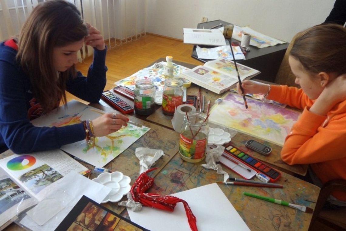 Gimnazjaliści na plenerze malarskim Caritasu w Dąbrowicy