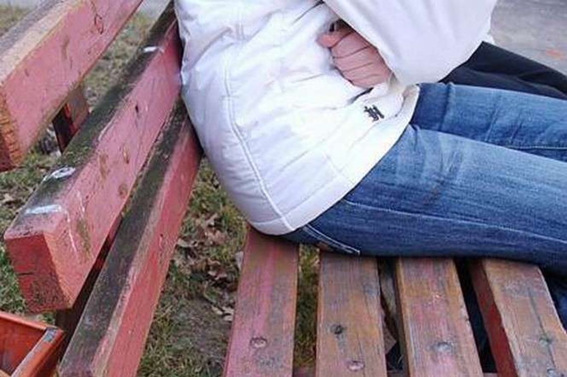 Gimnazjalistki poszły na wagary do parku. Rowerzysta usiadł na ławce obok i zdjął spodnie