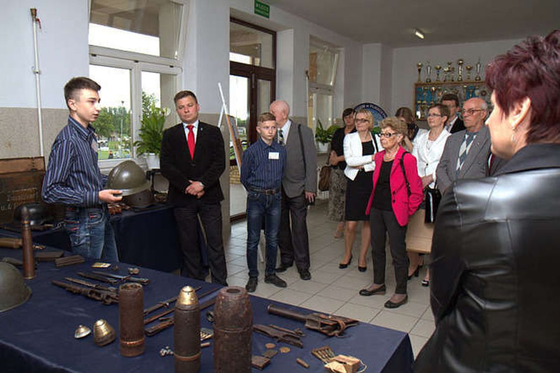 Gimnazjum w Pliszczynie świętuje: Wystawa milatariów i występy artystyczne (zdjęcia)