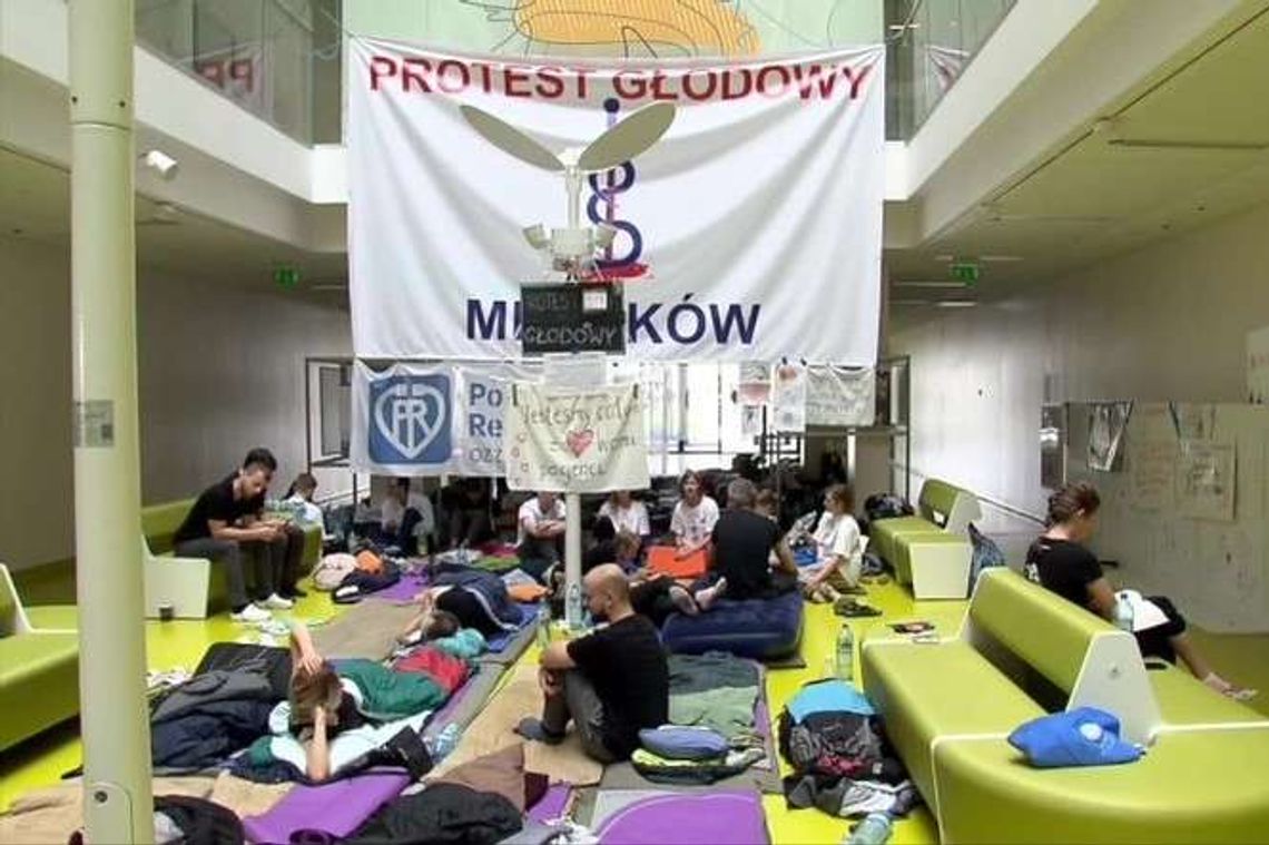 Głodówka rezydentów trwa od 14 dni. "Protest raczej się rozwija, niż zwija"