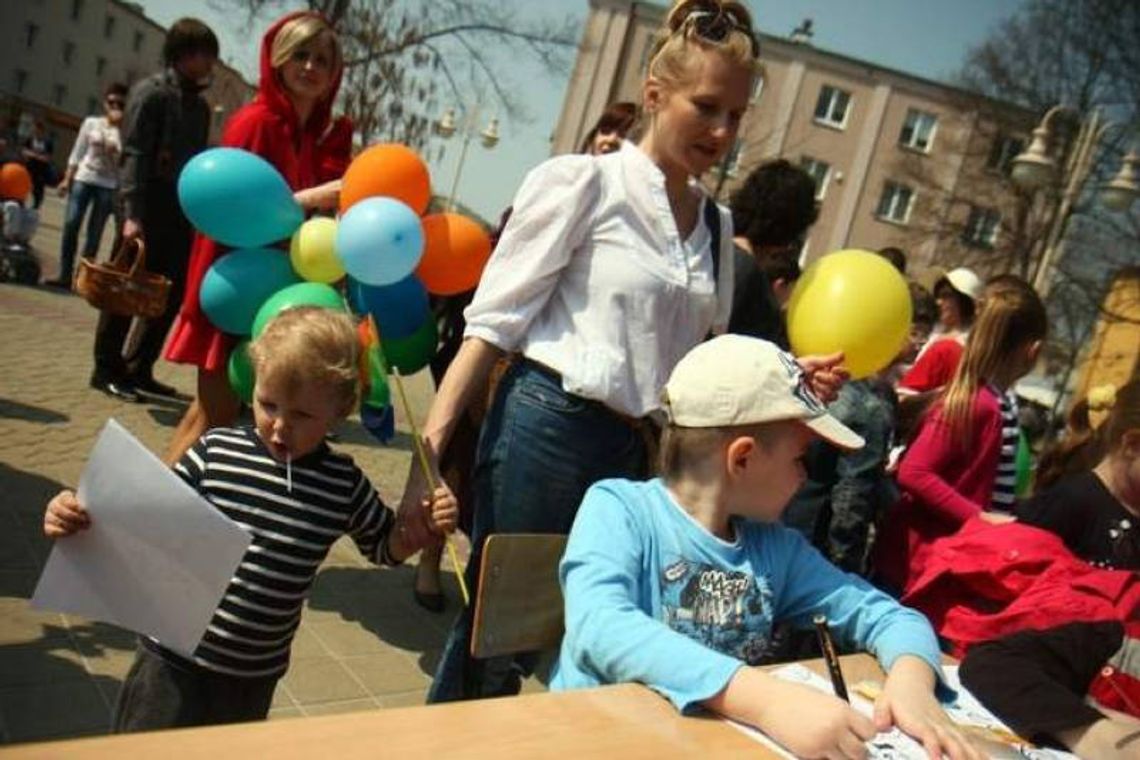 Głośne czytanie \"Pana Tadeusza\" w Świdniku. Był polonez i baloniki (zdjęcia)