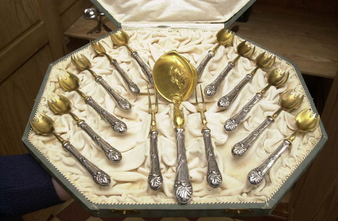 Głowa Lenina między sztućcami