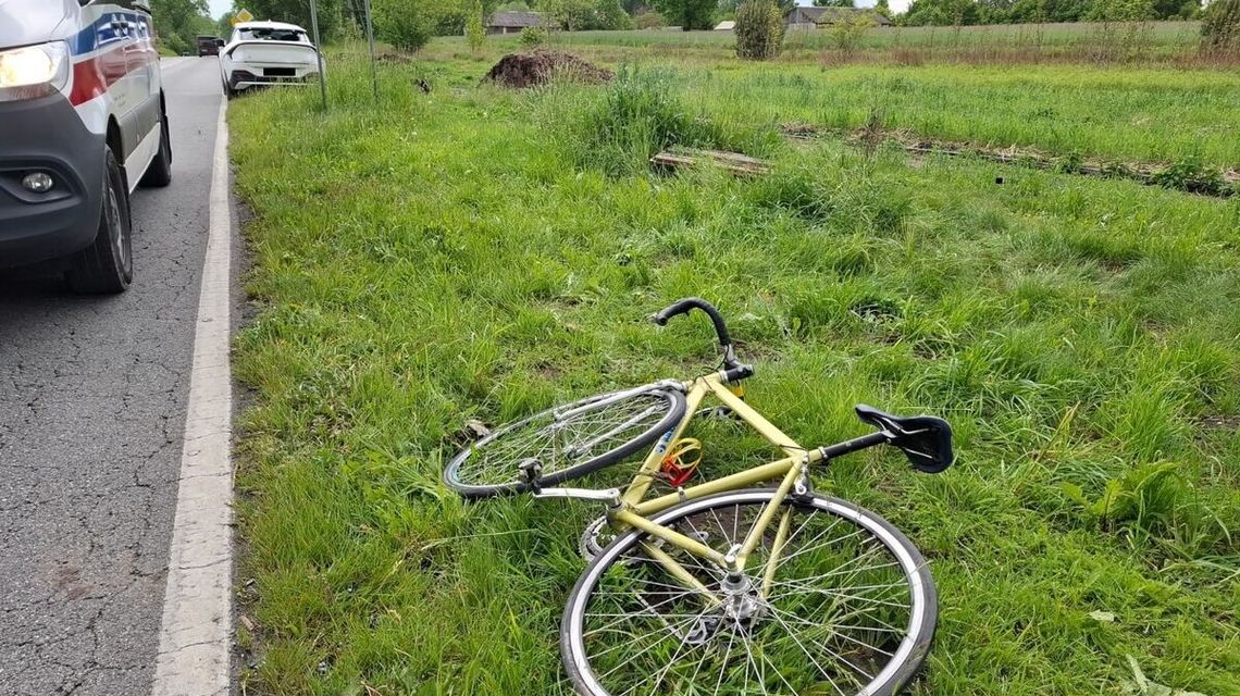 Głową w osobówkę. Kask uratował rowerzystę