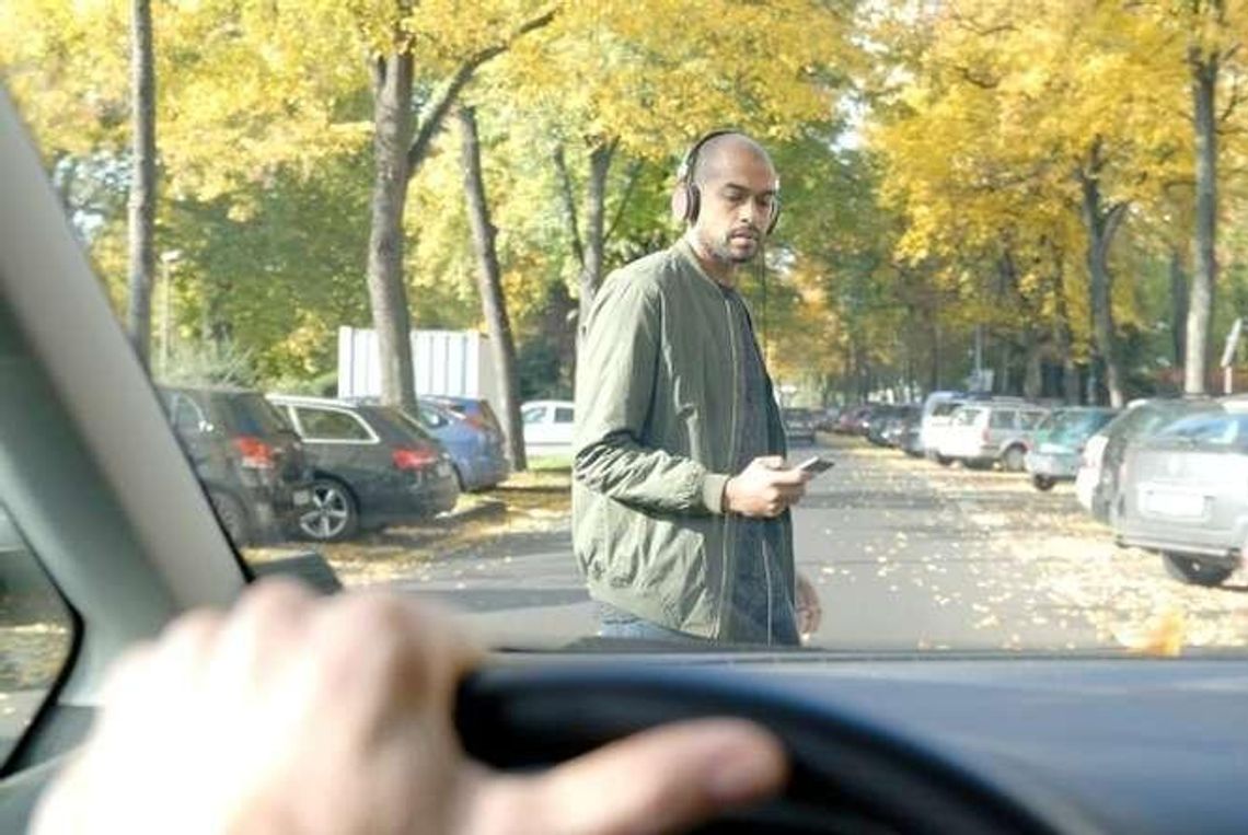 Główne grzechy pieszych. Rozmawiają, oglądają i wpadają... pod samochód