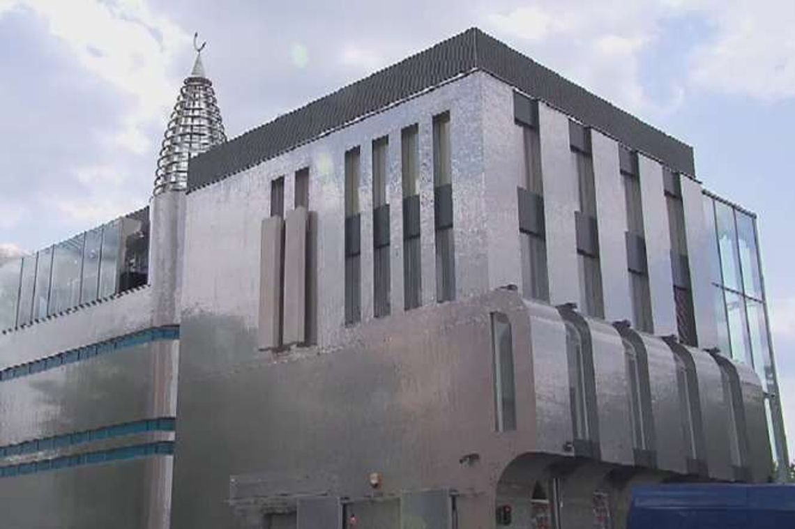 Głowy świń podrzucone do meczetu. Poszukiwana kobieta