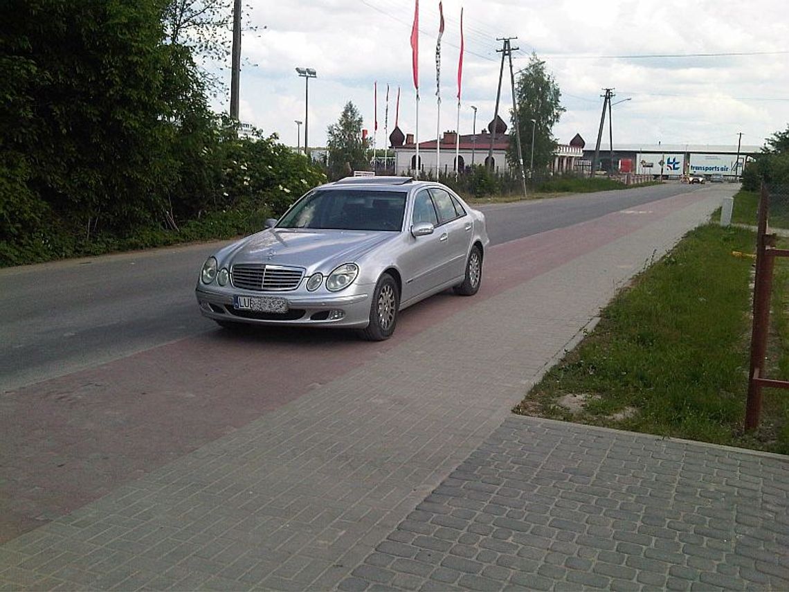 Głusk: Rowerzyści się skarżą, bo kierowcy parkują gdzie się da