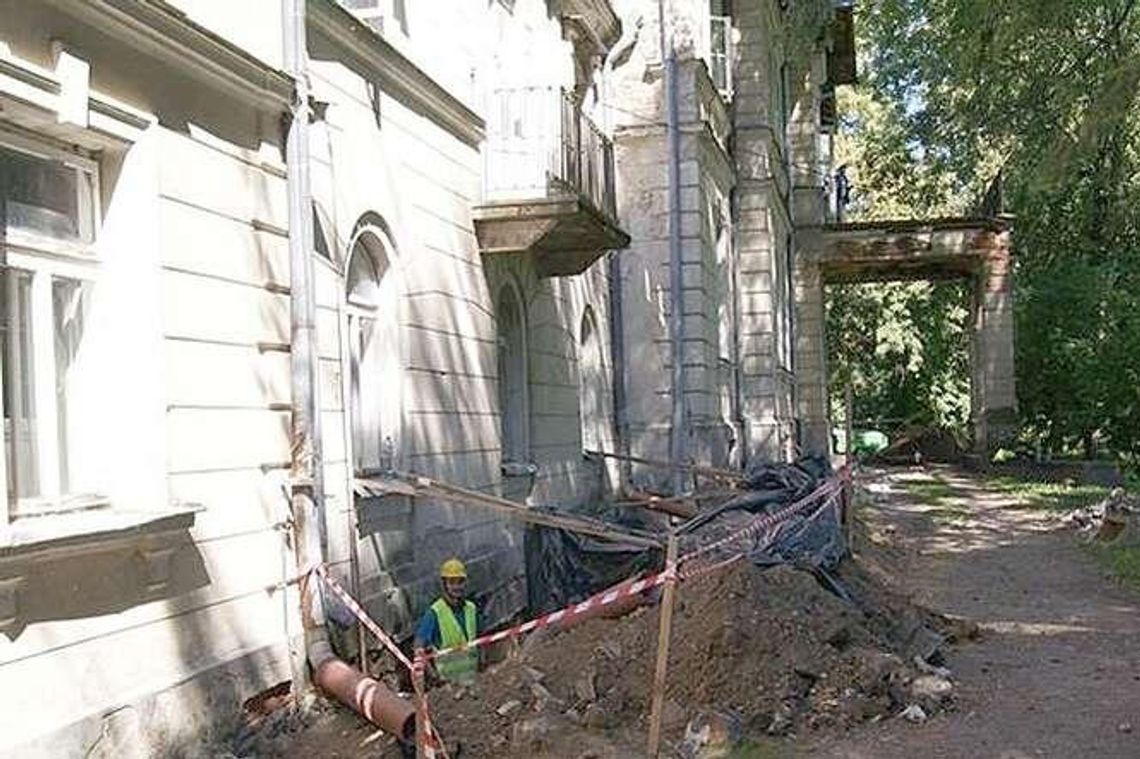 Gmina Jastków: Trwa remont pałacu w Panieńszczyźnie