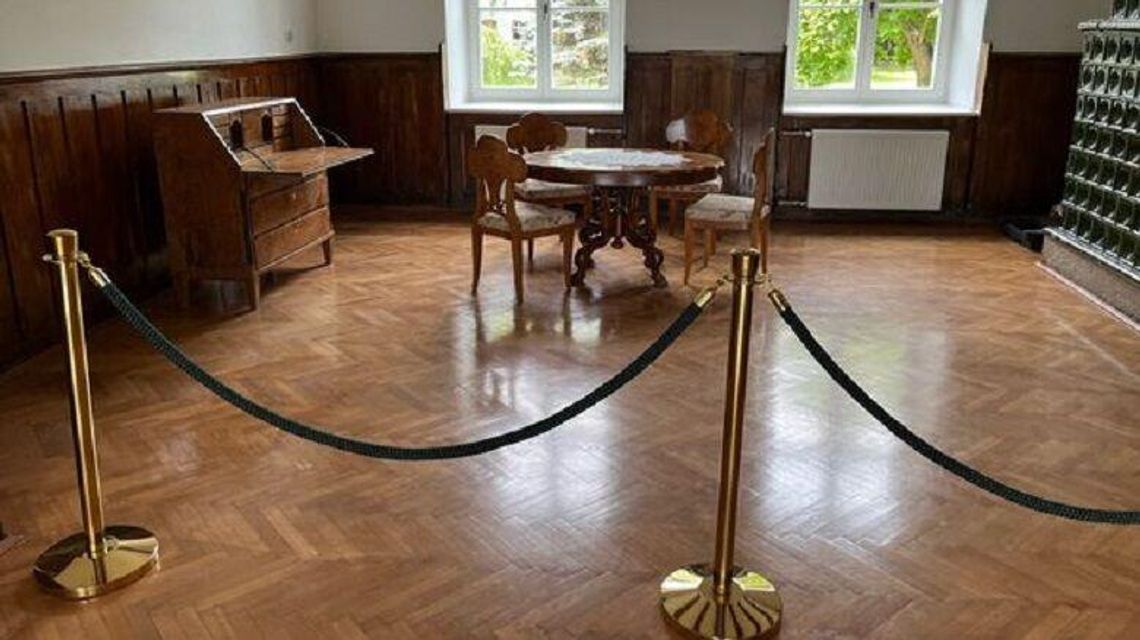 Gmina kupiła zabytkowe meble. Już stoją w pałacu Gmina kupiła zabytkowe meble. Już stoją w pałacu