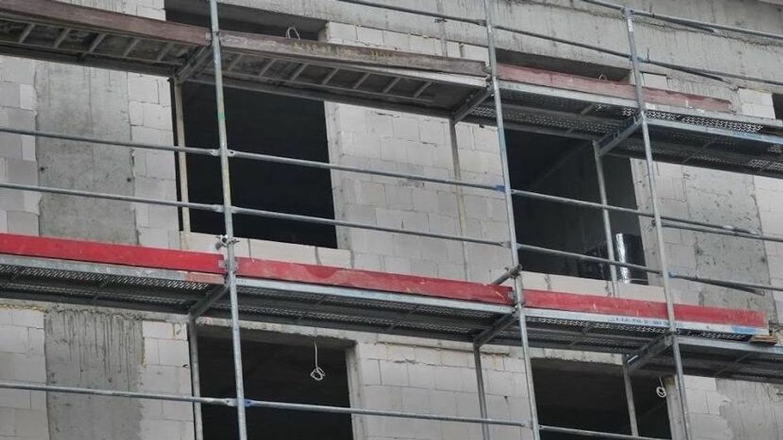 Gmina pod mieszkania kupi działkę od księdza. "Jakby mąż od żony kupił samochód"