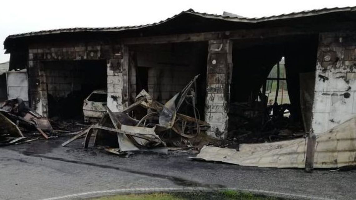 Gmina Puławy: Spłonął garaż z samochodem Gmina Puławy: Spłonął garaż z samochodem