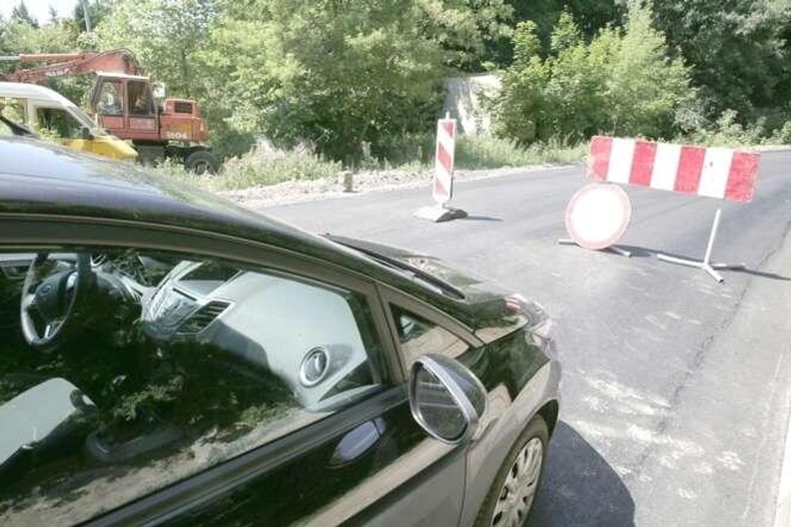 Gmina remontuje drogę, ale objazdów nie wyznaczyła. Kierowcy zaskoczeni