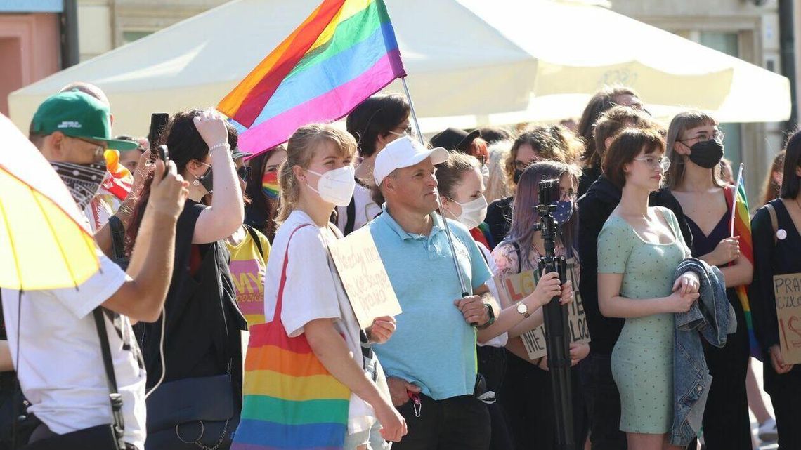 Gminni radni bronią uchwał „anty-LGBT”. „Homopropaganda” powszechnie używana