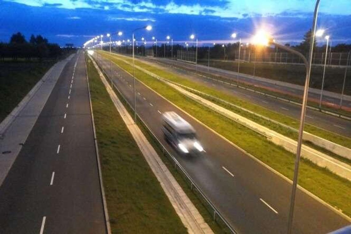 Gminy nie muszą już płacić  za oświetlenie na ekspresówkach. Nowe prawo energetyczne