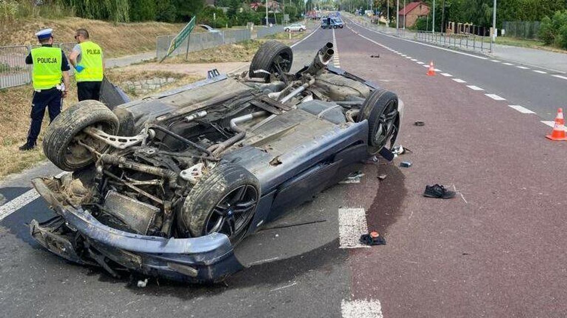 Godzina 5.10 i groźne dachowanie BMW. W samochodzie dwóch pijanych